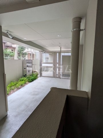 26/29 エントランス