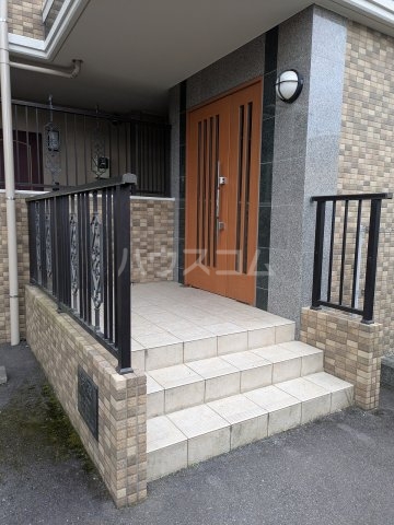 25/27 エントランス