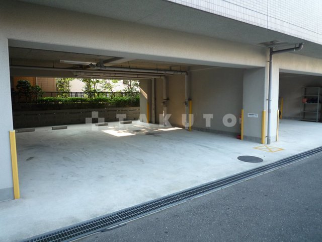 18/27 駐車場