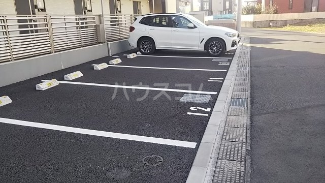 18/28 駐車場