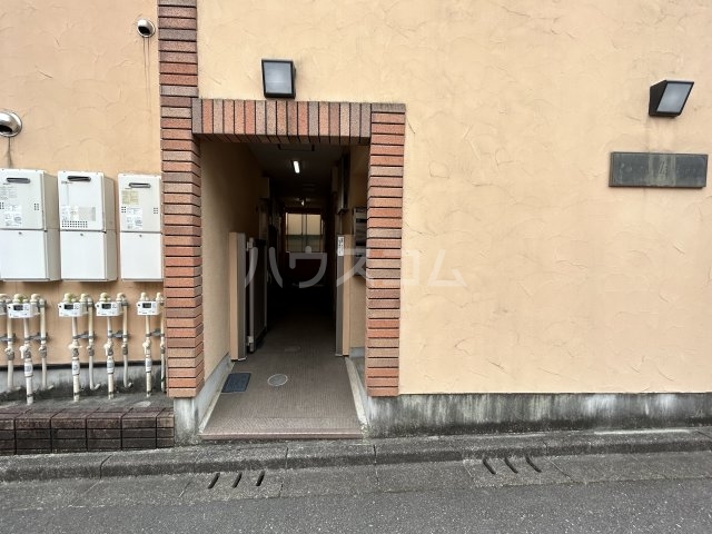 21/30 エントランス