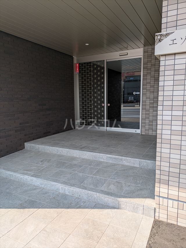19/27 エントランス