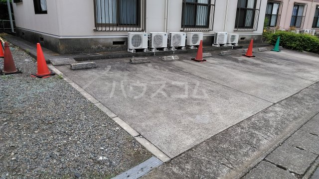 27/30 駐車場