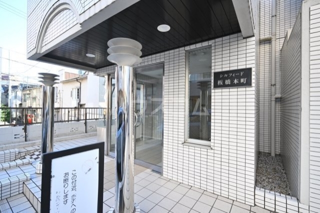 26/30 エントランス