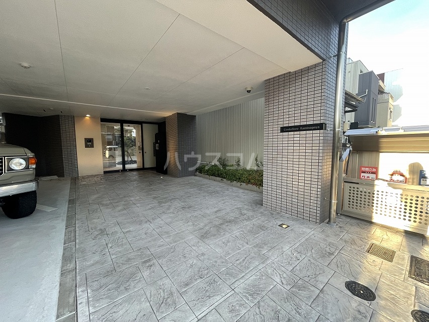 23/27 エントランス