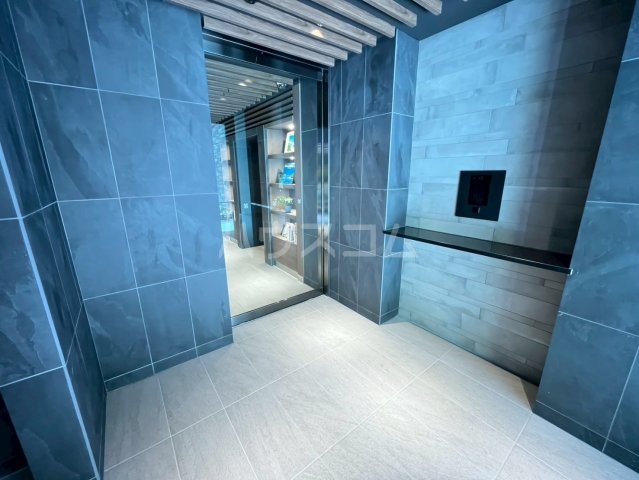 24/30 エントランス