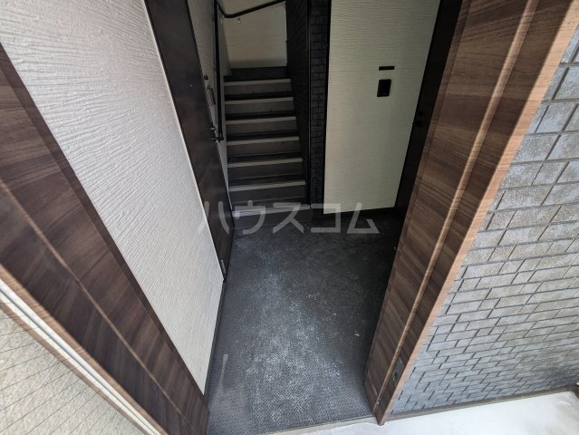 27/30 エントランス