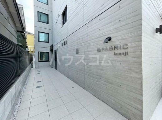 16/17 エントランス