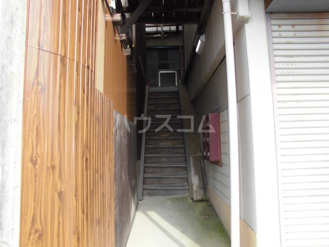 16/25 エントランス