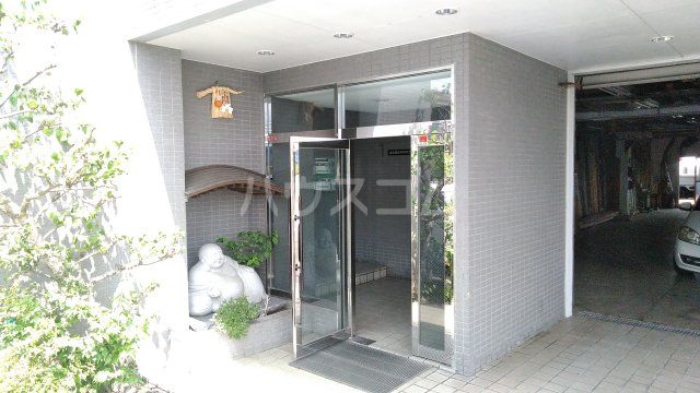 27/30 エントランス