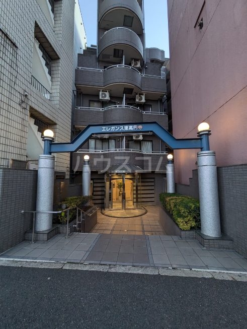 16/23 エントランス