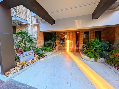 21/30 エントランス