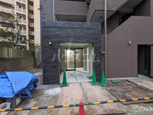 19/27 エントランス