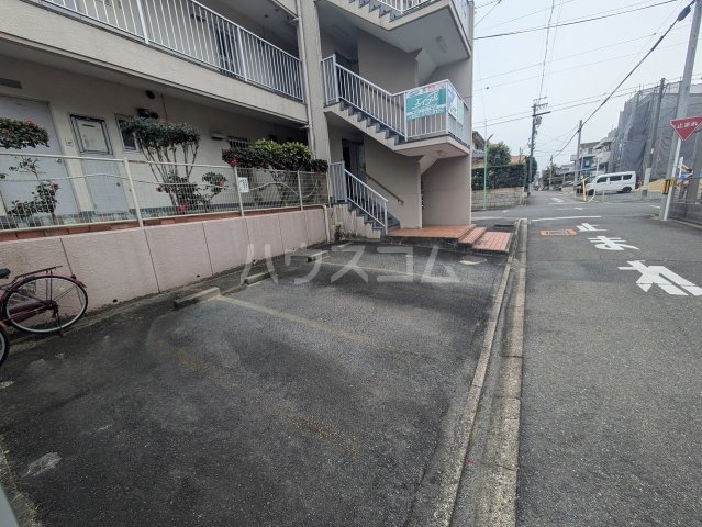 27/30 駐車場