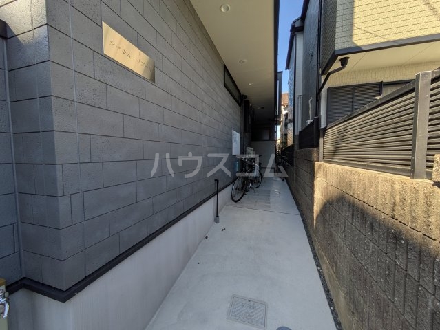 23/27 エントランス