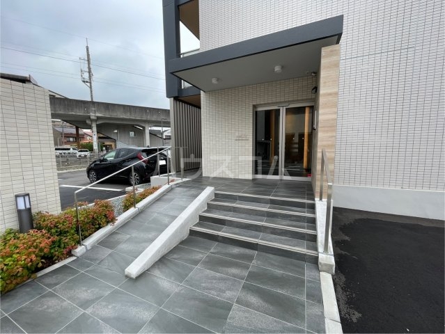 27/30 エントランス