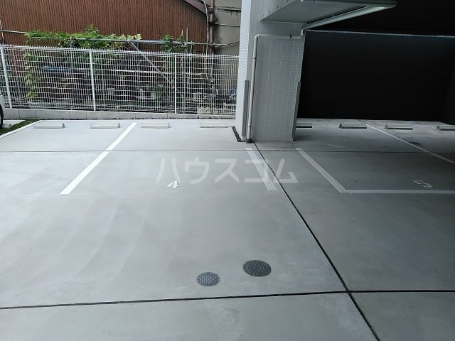 27/30 駐車場