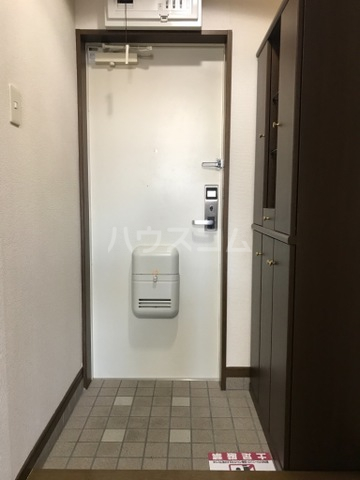 13/26 玄関