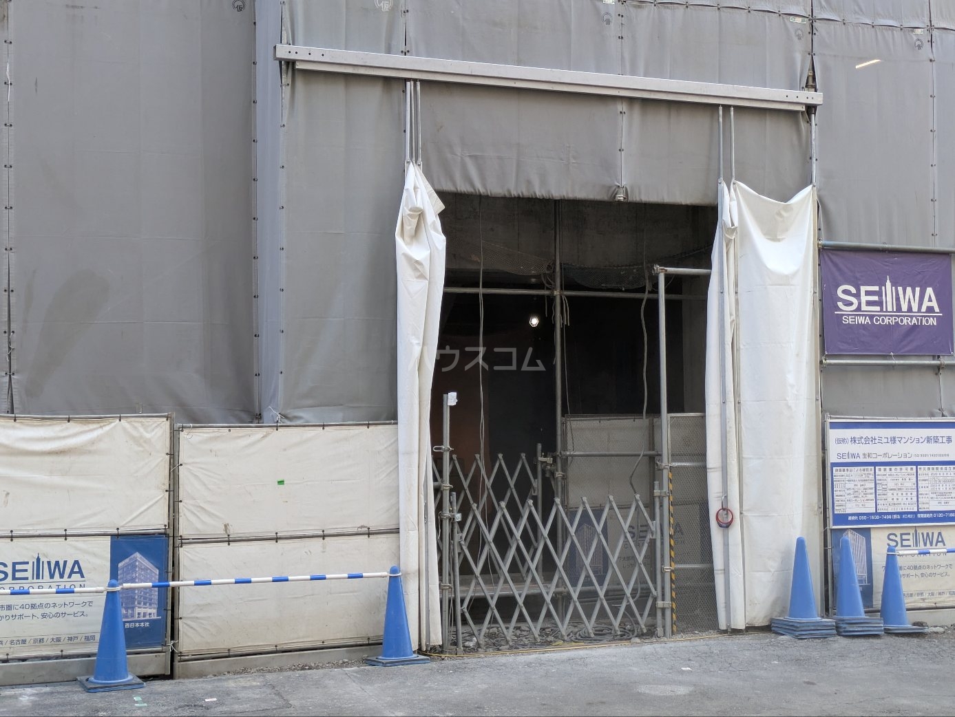 28/30 エントランス