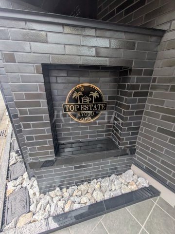 27/28 エントランス