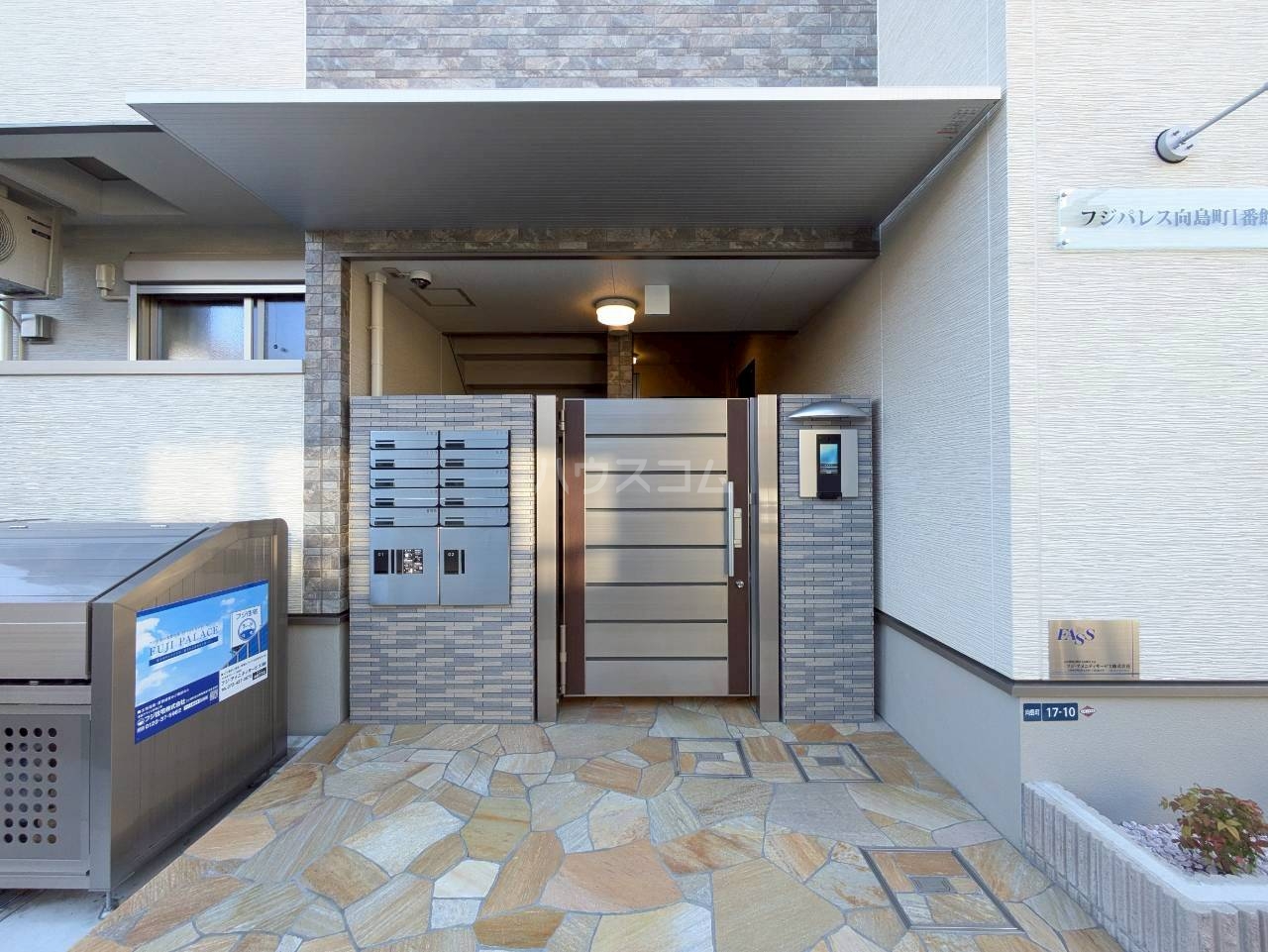 26/30 エントランス