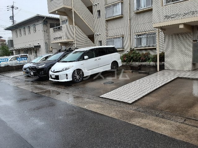 28/30 駐車場