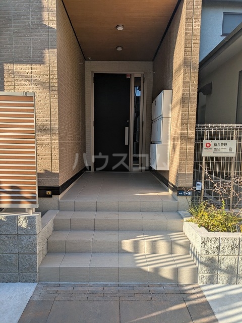 27/30 エントランス