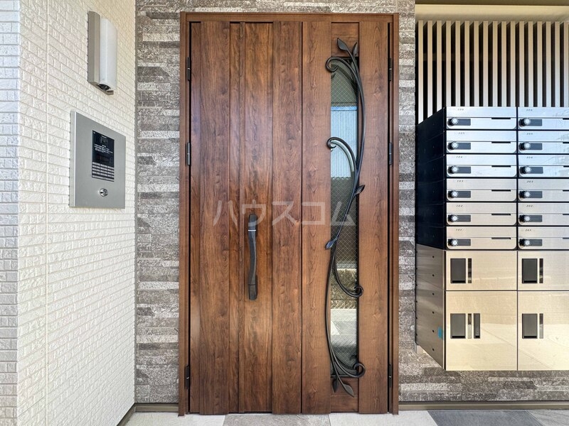 22/27 エントランス