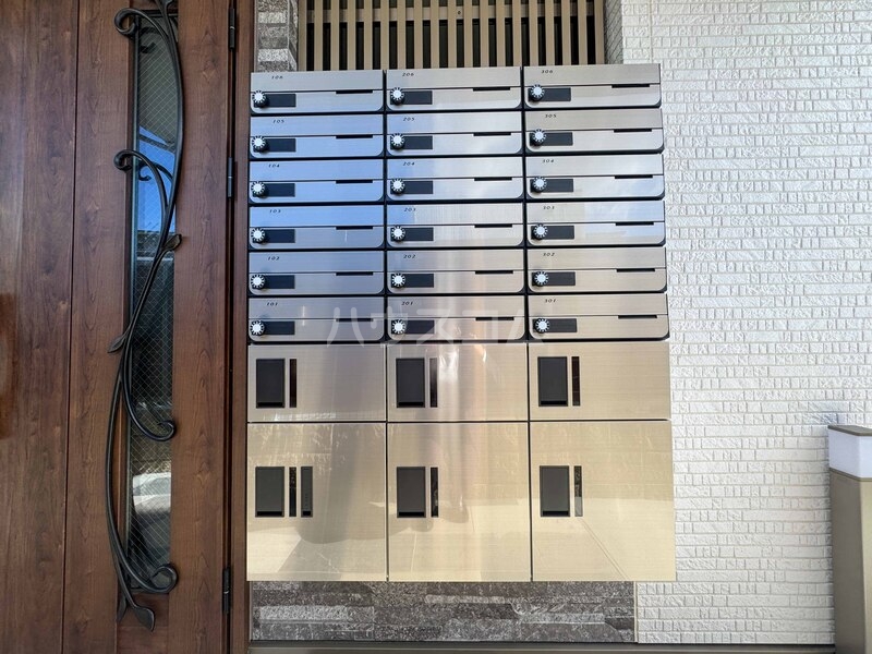 23/27 エントランス