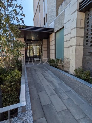 19/30 エントランス