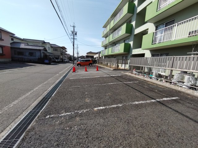 27/30 駐車場