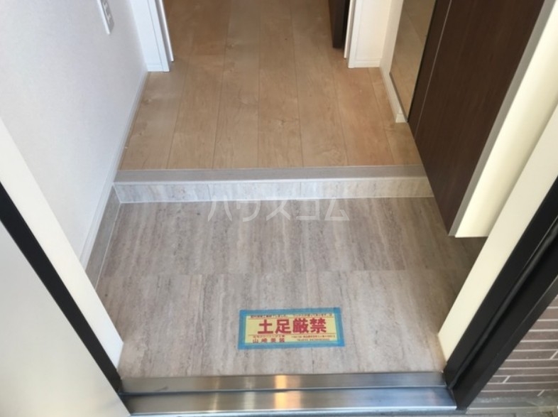 16/30 玄関