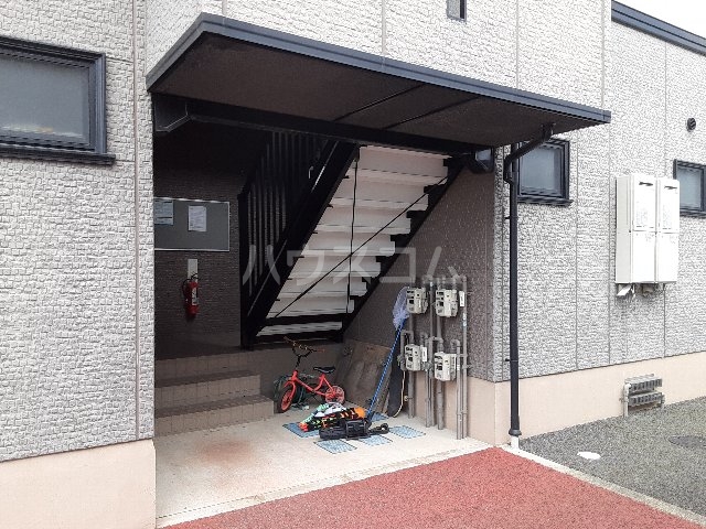 23/30 エントランス