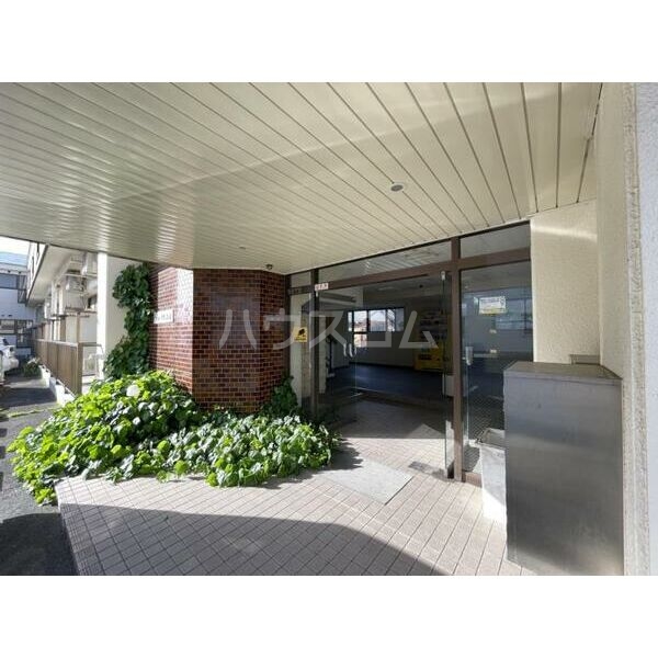 18/27 エントランス