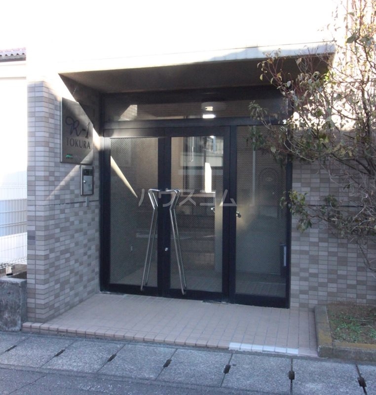 27/30 エントランス