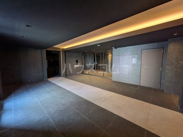 28/30 エントランス