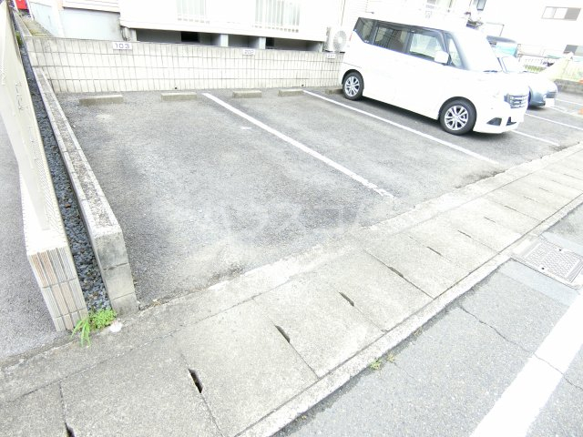 27/30 駐車場