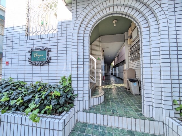 23/25 エントランス