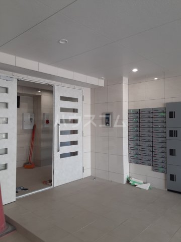 18/23 エントランス