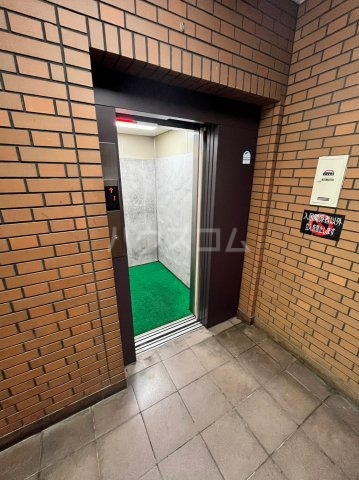 21/30 エントランス