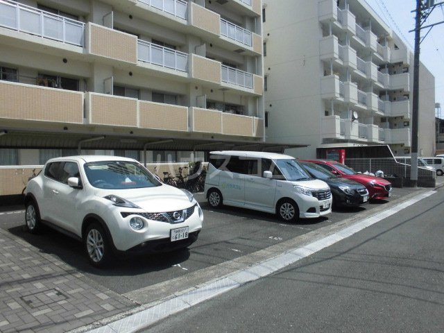 28/30 駐車場
