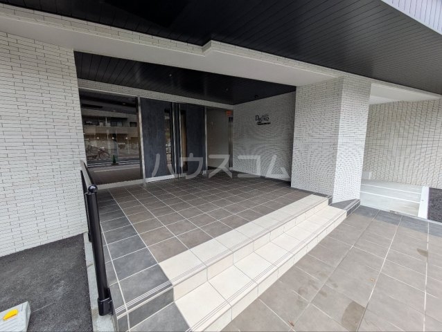 27/30 エントランス