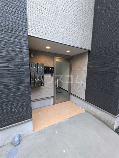 25/26 エントランス