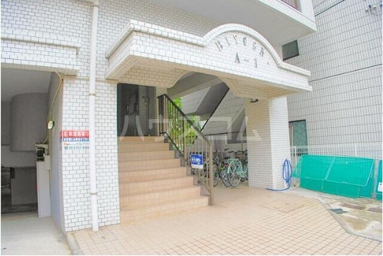 27/30 エントランス