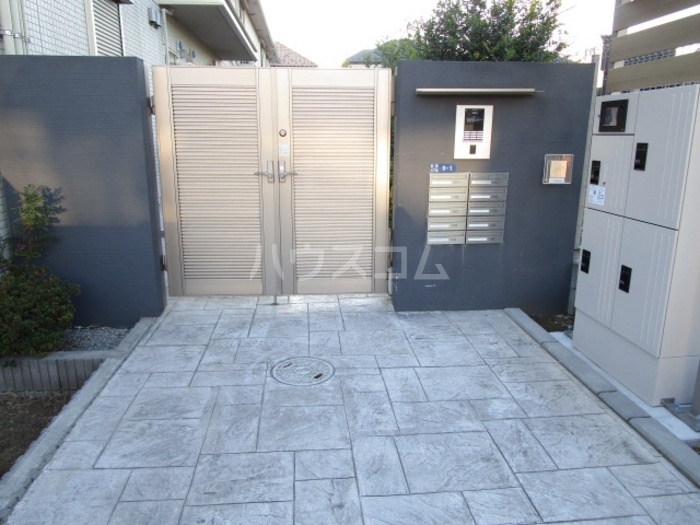 16/25 エントランス