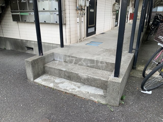 27/30 エントランス