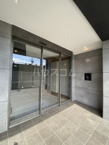 27/30 エントランス