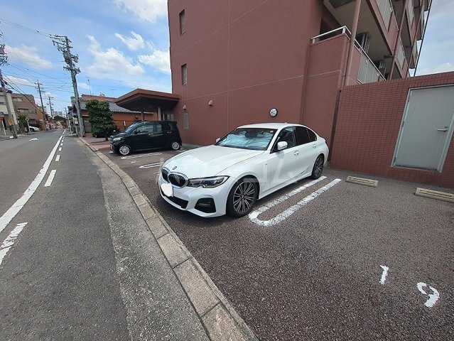 27/30 駐車場
