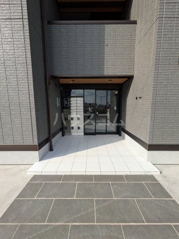 26/28 エントランス