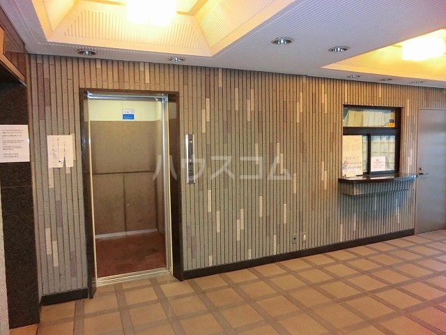 23/27 エントランス